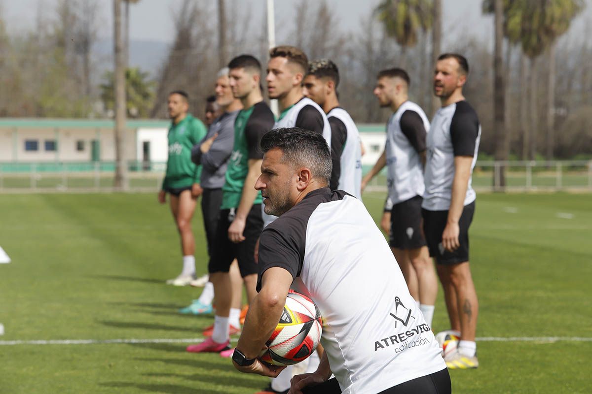El Córdoba CF y su gran ambiente en el entrenamiento, en imágenes
