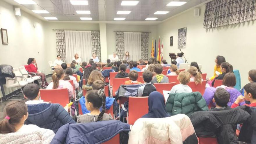 Los niños y niñas en el salón de plenos del ayuntamiento. | SERVICIO ESPECIAL