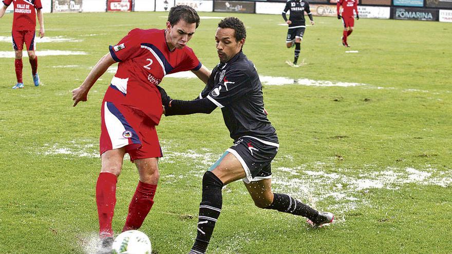 Valdo disputa el balón a Yasim, del Mutilvera, en el partido del domingo en Les Caleyes.