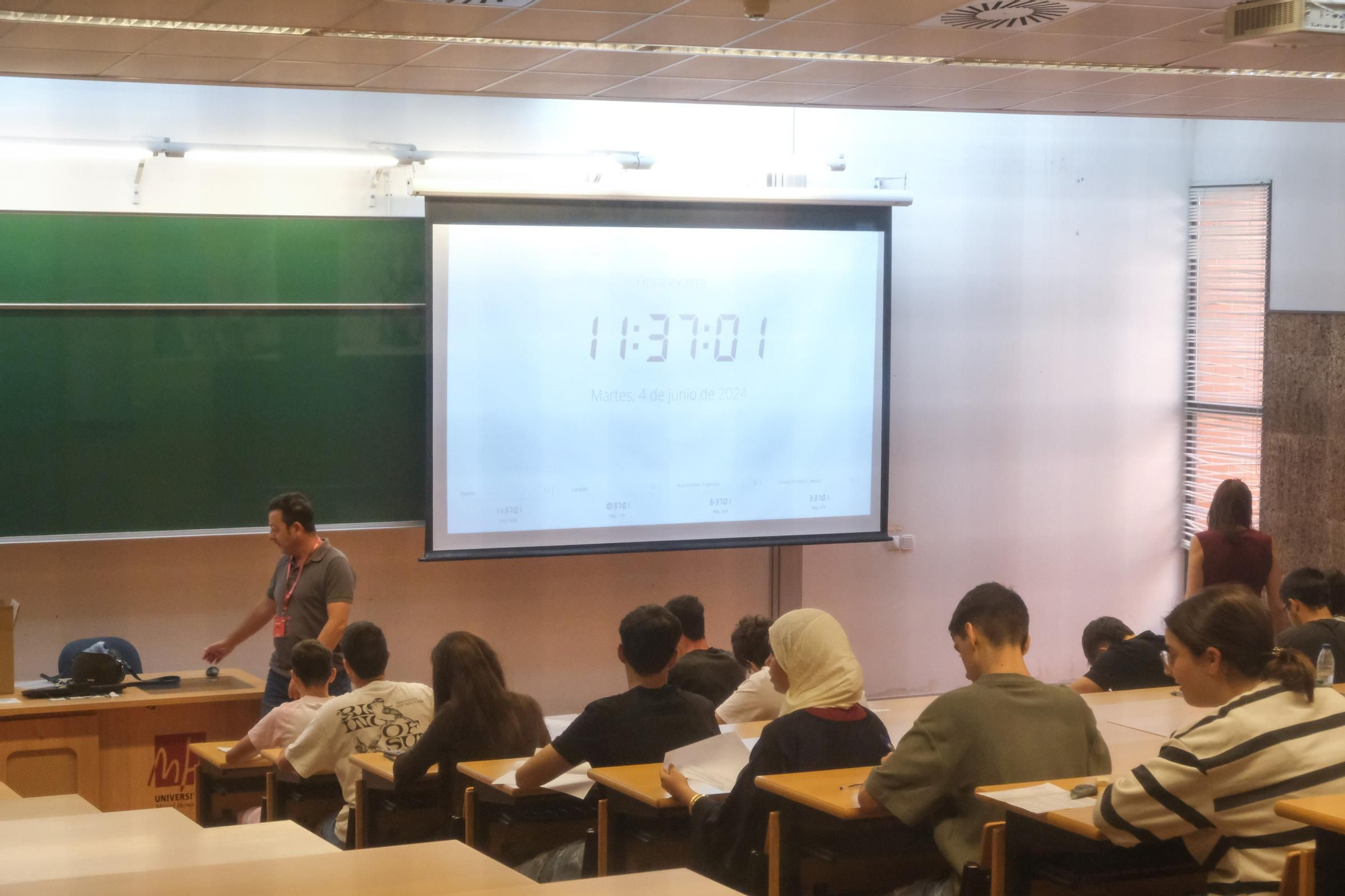 Muchos nervios en el primer día de exámenes de la PAU en Elche