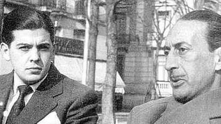 Marino Gómez-Santos (izquierda) y César Gonzalez Ruano, en Madrid, en torno a 1950.