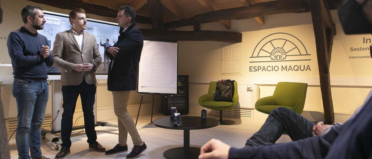 Manuel Campa, Alfonso Eguino –uno de los mentores del proyecto– y Rubén Menes, agente de innovación del Ayuntamiento de Avilés | María Fuentes.