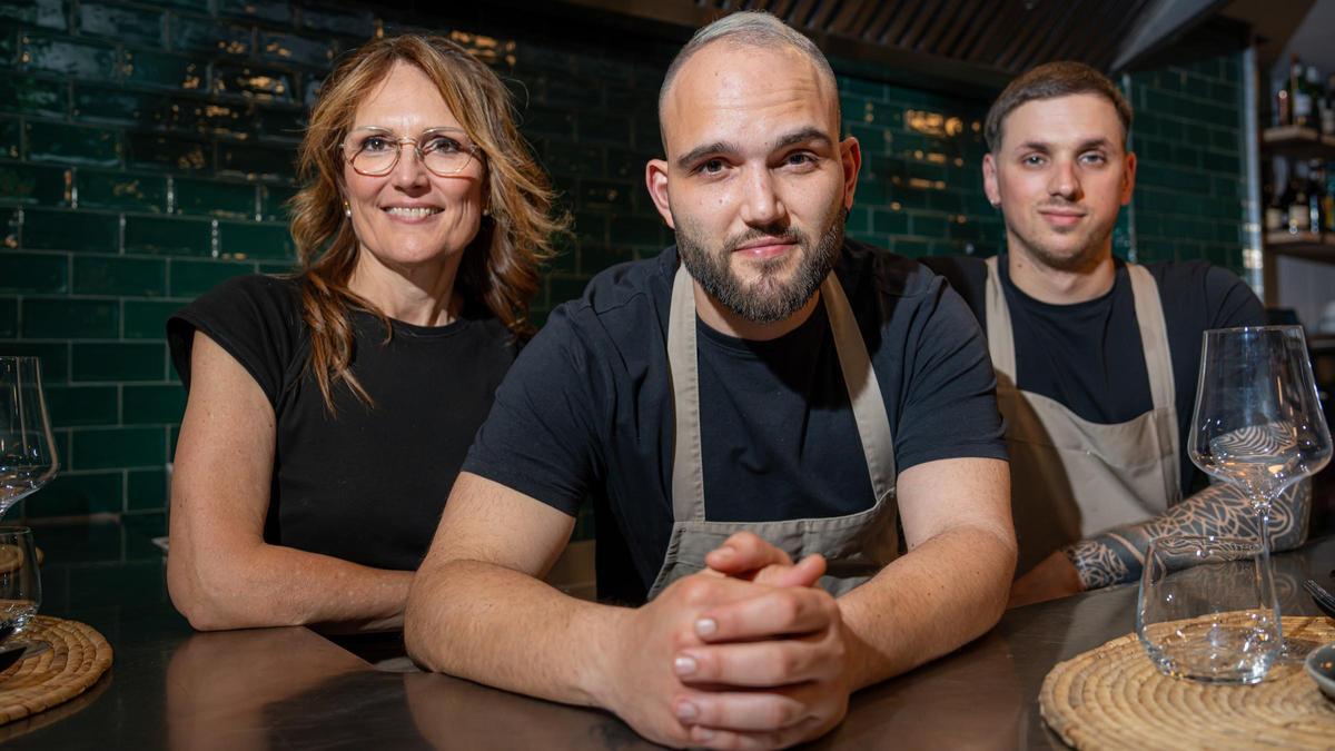 Ana María Soria, Juanan Vizcaíno y Agustín Baumbach, en Zaytun.