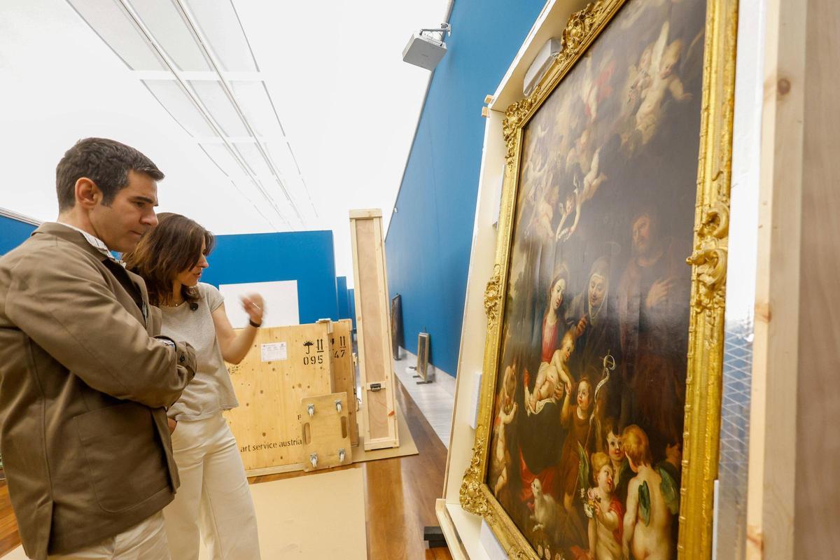 El director del Museo de Bellas Artes, Pablo González Tornel, con la comisaria de la exposición y directora del Instituto Moll, Ana Diéguez-Rodríguez.