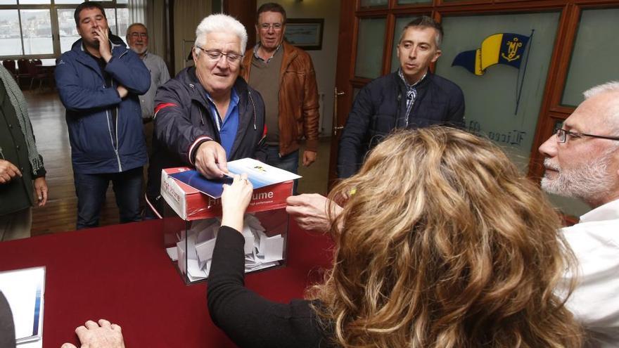 Un instante de la votación, esta tarde, en el Liceo de Bouzas.