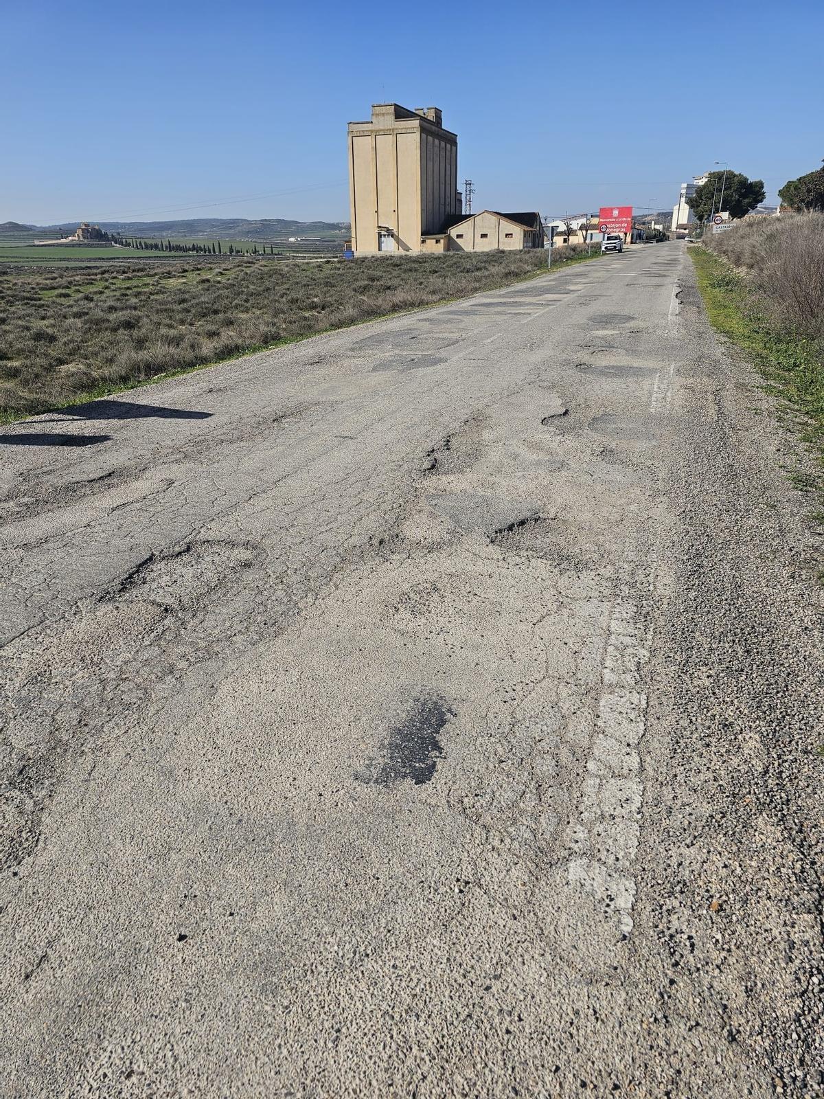 Estado de la carretera autonómica A-230 que sirve de acceso a la localidad oscense de Castejón de Monegros (Huesca).