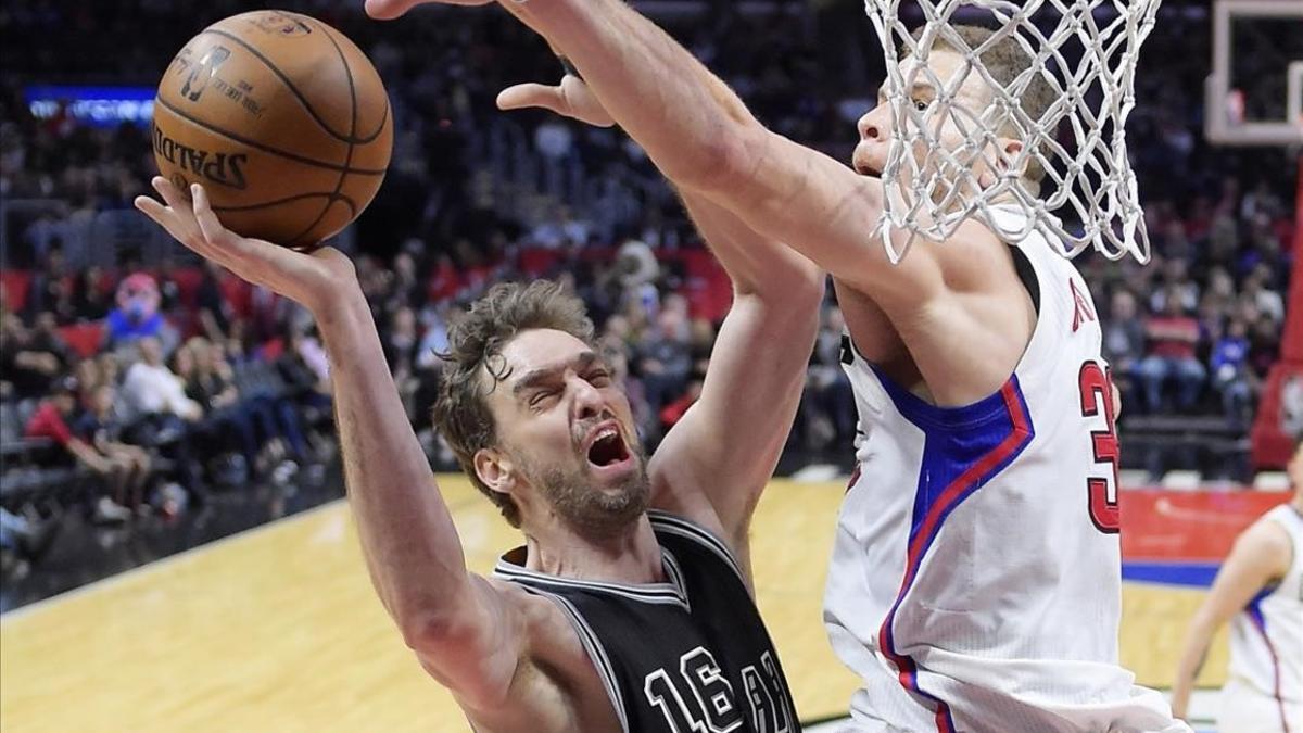 Pau Gasol trata de encestar ante Blake Griffin, de los Clippers.