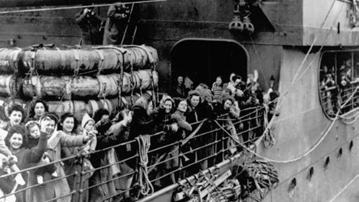 “Novias de la guerra” británicas, con sus bebés, casadas con aviadores estadounidenses, saliendo del puerto de Southampton en enero de 1946 para reunirse con sus maridos en Estados Unidos.