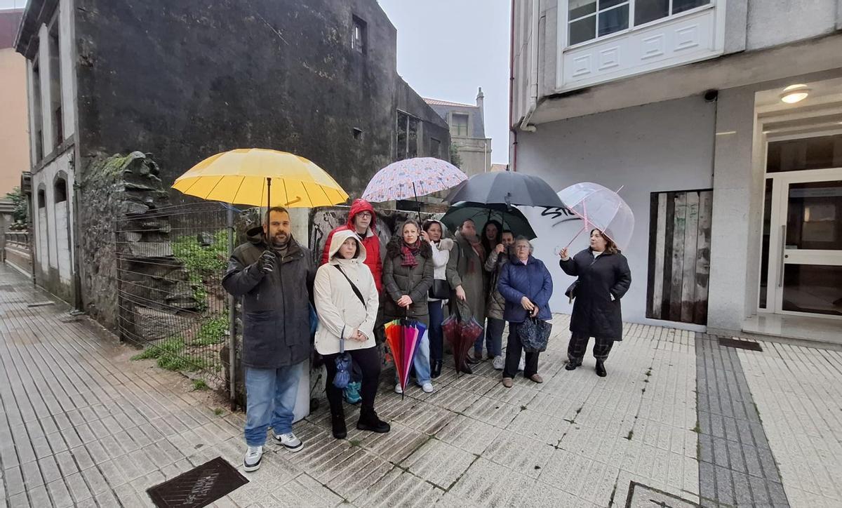 Algunos de los alimentadores de colonias de gatos de Vilagarcía ayer, ante la de Juan Carlos.