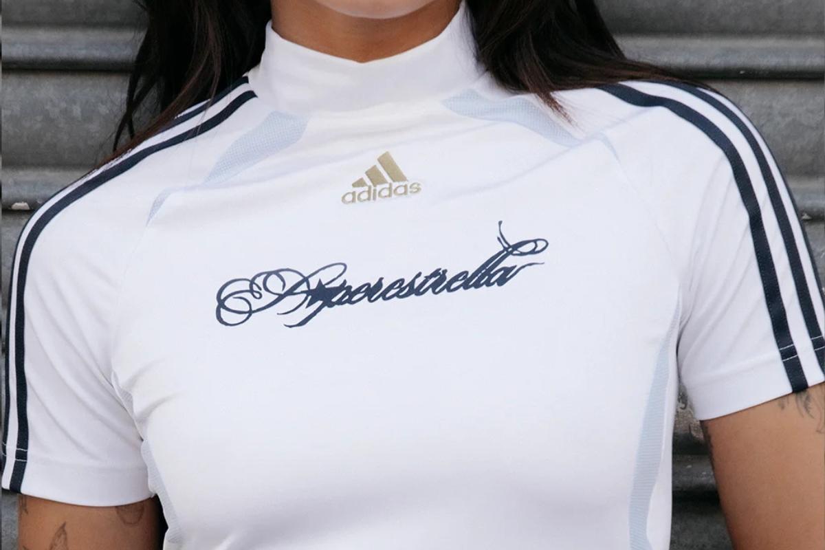 Camiseta de Adidas entallada con cuello chimenea y con el estilo de Aitana