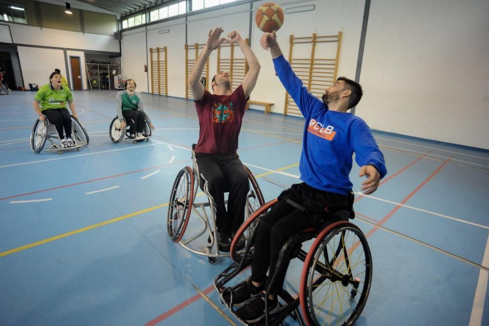 Estrenándose en el baloncesto en silla de ruedas