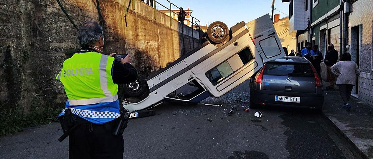 Un agente en el lugar en el que se produjo el accidente. | M. A. G.