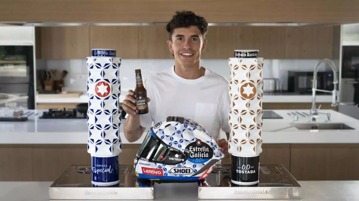 Marc Márquez conmemora el 120 aniversario de Estrella Galicia con un exclusivo casco para el GP de República Checa