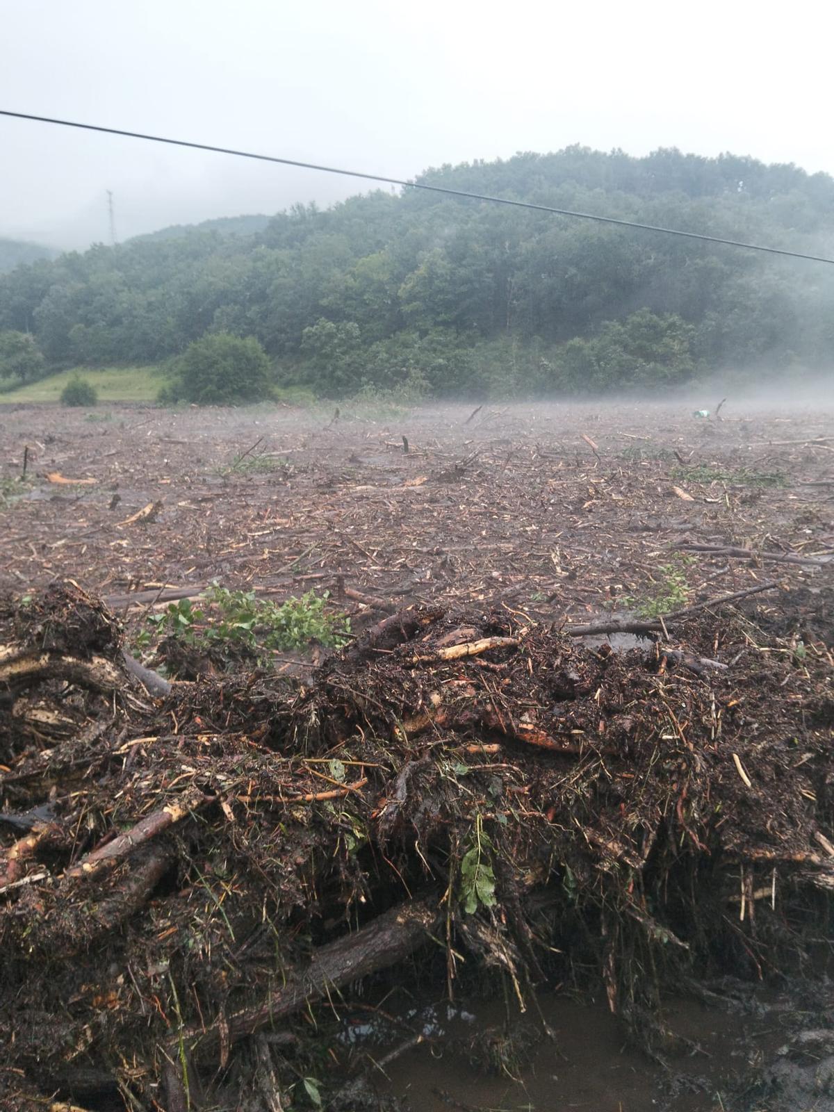 Lluvias torrenciales en Ourense provocan cortes de tráfico y anegan viviendas