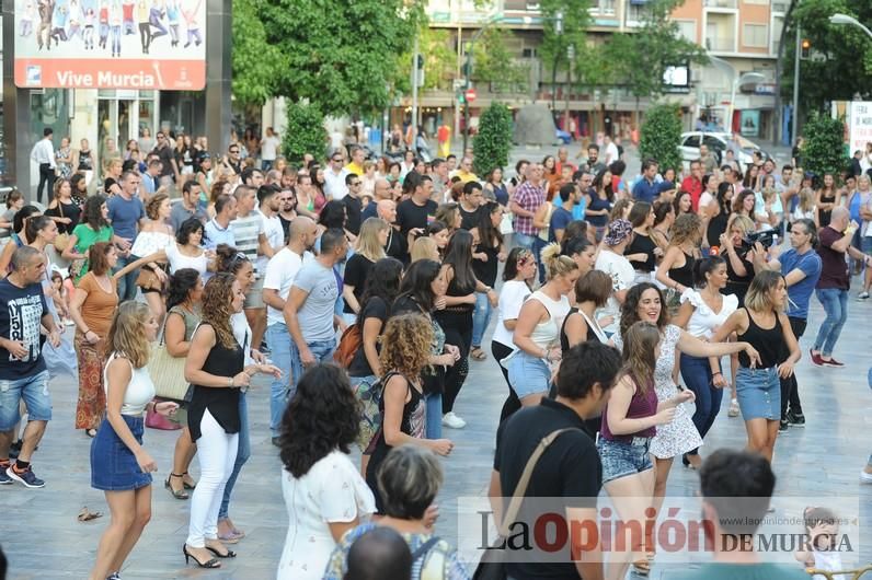 Los bailes latinos salen a la calle en Murcia