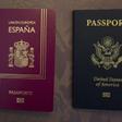 Pasaporte español y pasaporte norteamericano de una bebé valenciana nacida por gestación subrogada en EEUU.