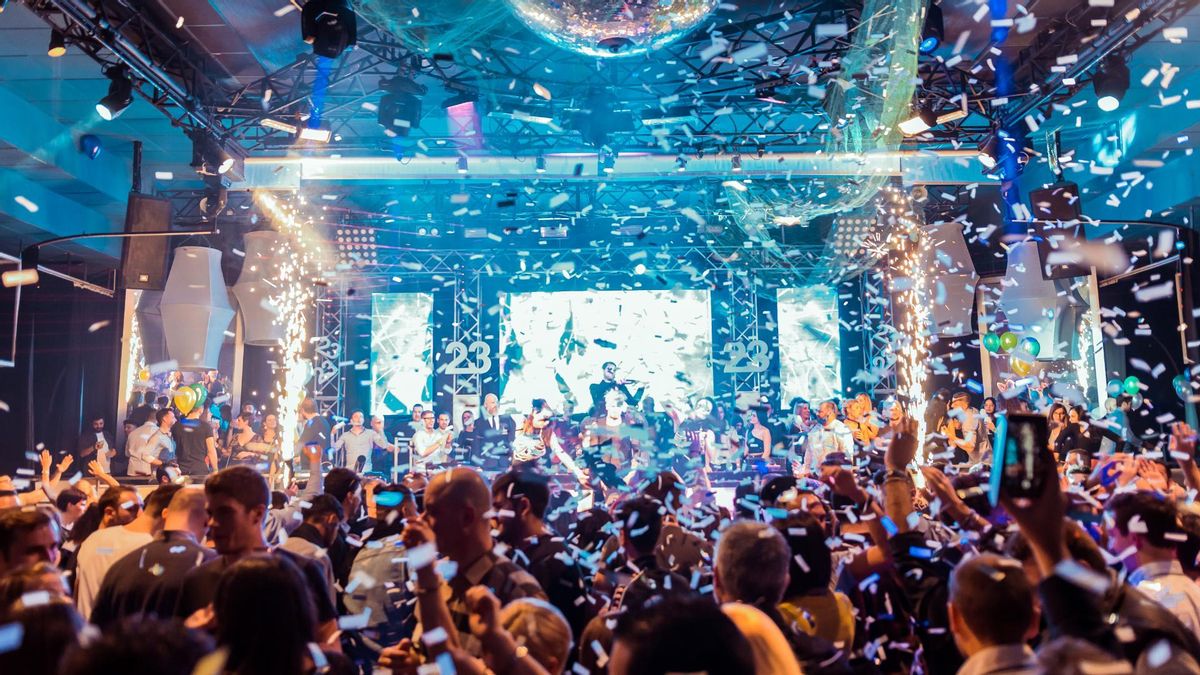 Una celebración en una discoteca.