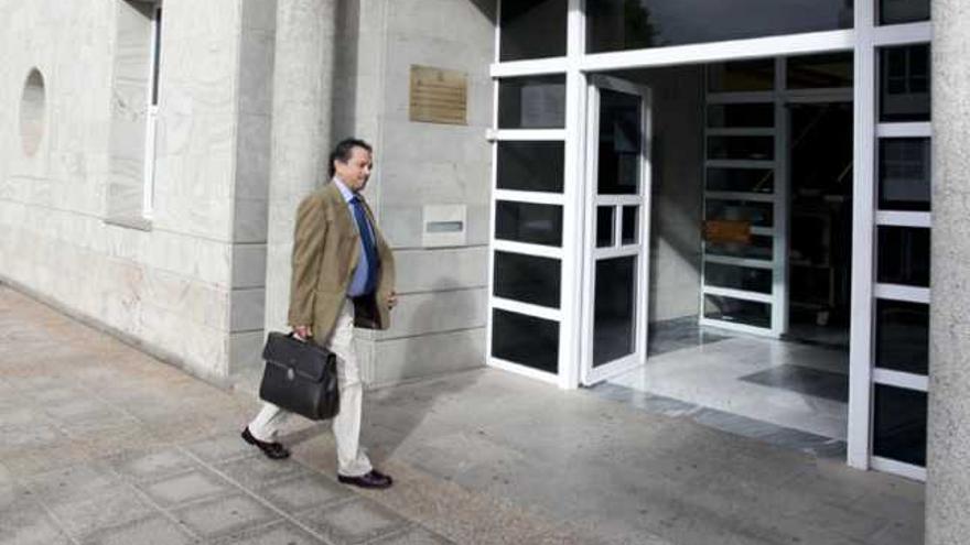 El abogado José Gerardo Ruiz entrando ayer a los juzgados majoreros. | fuselli