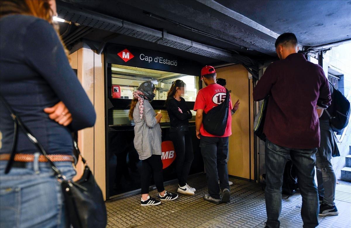 Unos policías identifican a unas carteristas en el momento en que se disponen a salir de la estación de Urquinaona.