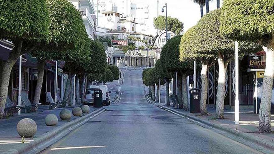 La calle con mÃ¡s ambiente en Mallorca durante el verano, Punta Ballena, presentaba ayer este aspecto fantasmagÃ³rico.