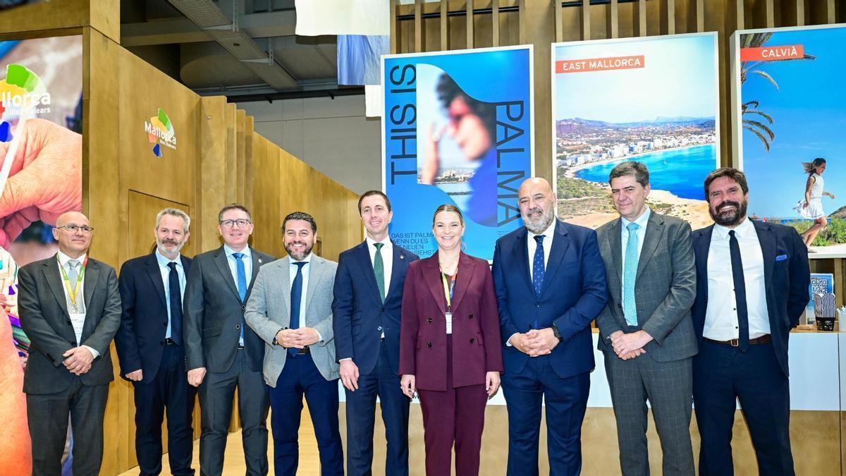 El alcalde de Palma, Jaime Martínez, junto a la presidenta del Govern y otras autoridades en la ITB de Berlín .