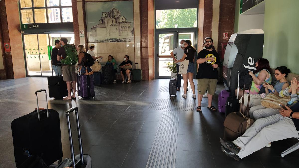 Viajeros en la sala de espera de la estación de ferrocarril de Zamora