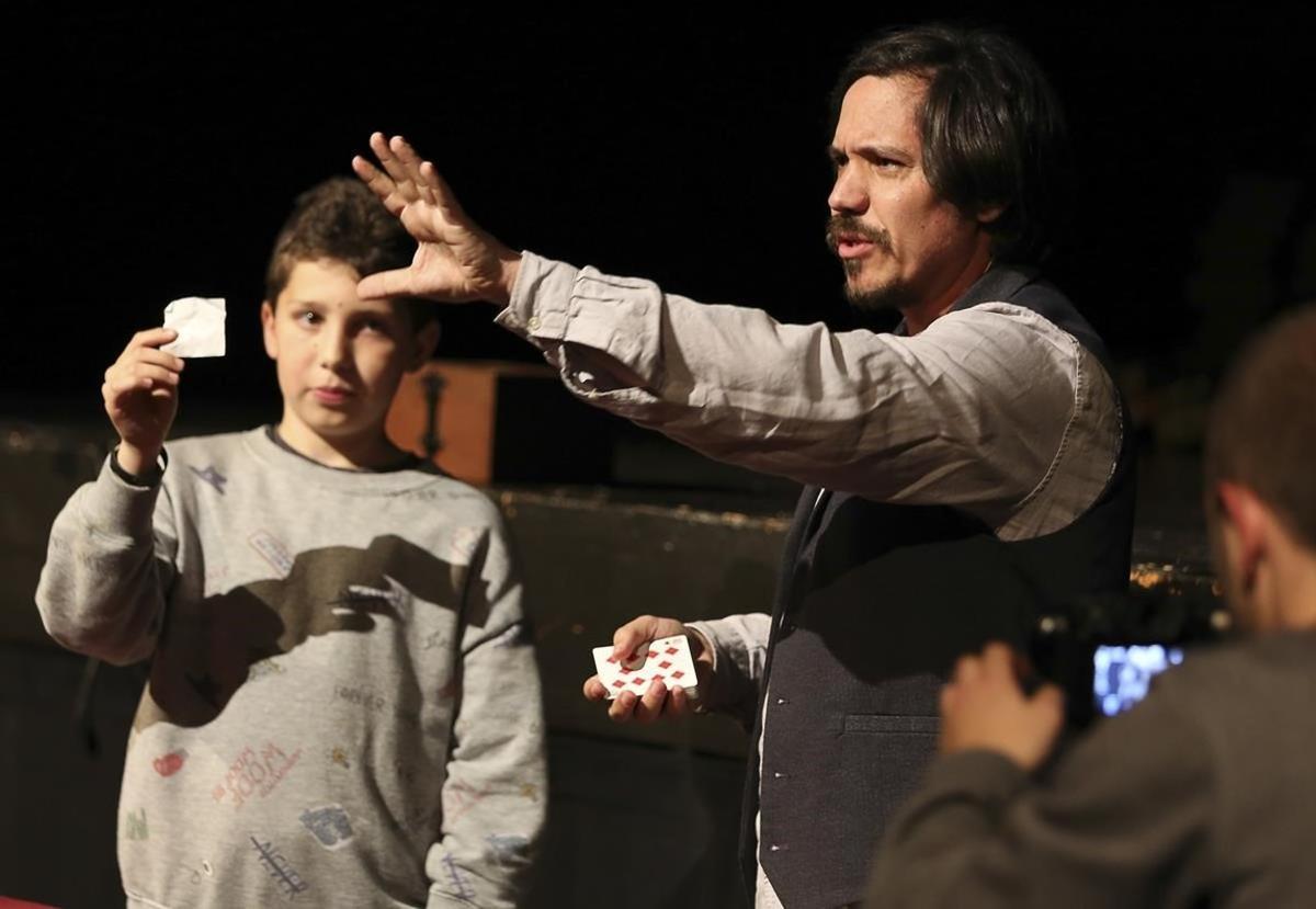 Miguel Muñoz durante el espectáculo de magia de cerca.