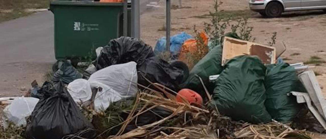 Bolsas sin recoger próximas al parque natural