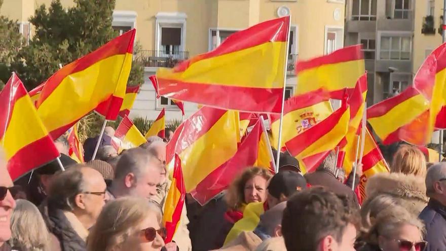 Miles de personas inundan con banderas de España la protesta del PP para pedir elecciones