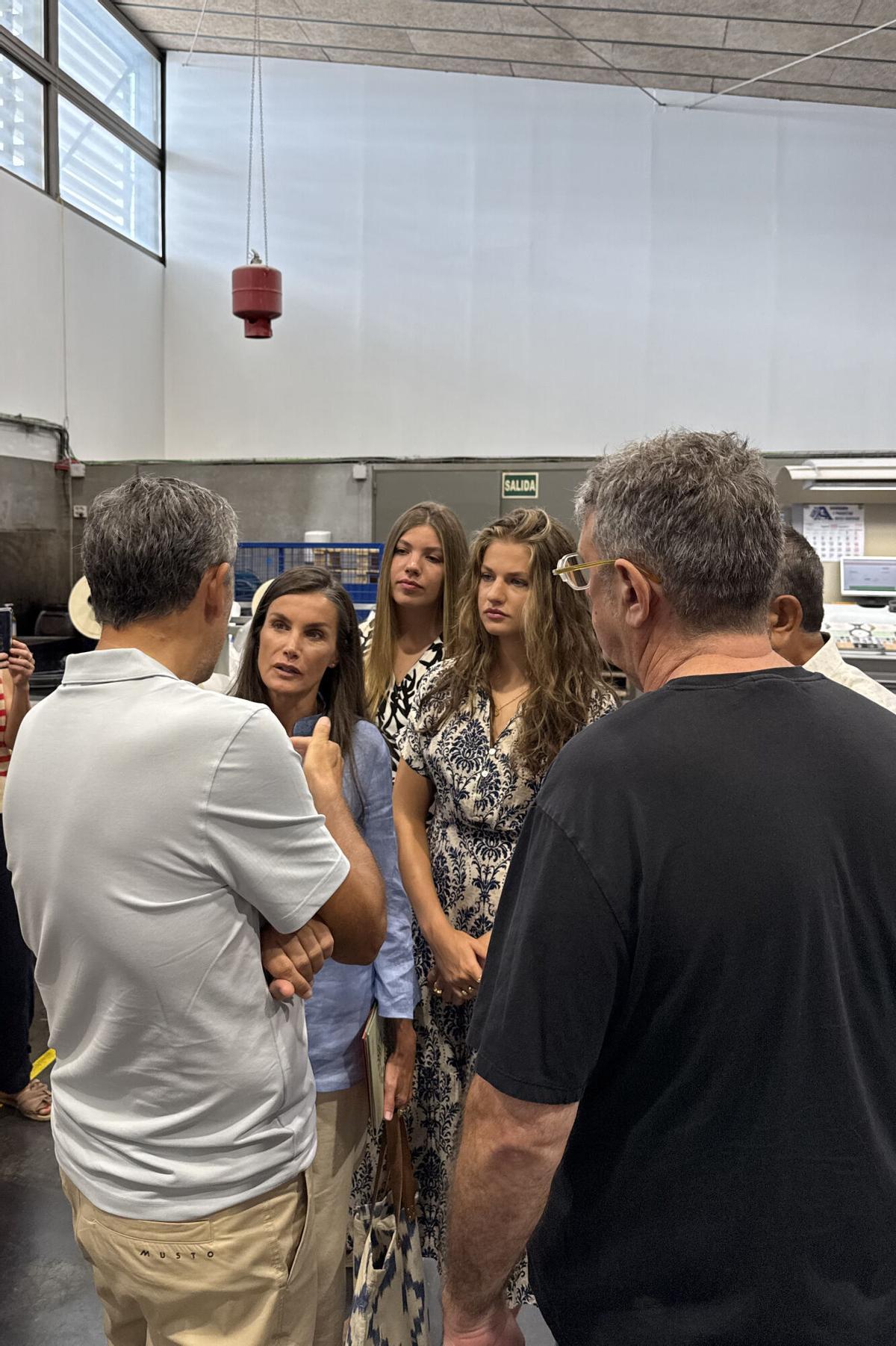La Reina Letizia, la Princesa Leonor y la Infanta Sofía visitan por sorpresa la Casa Esment La Reina Letizia, la Princesa Leonor y la Infanta Sofía visitan por sorpresa la Casa Esment