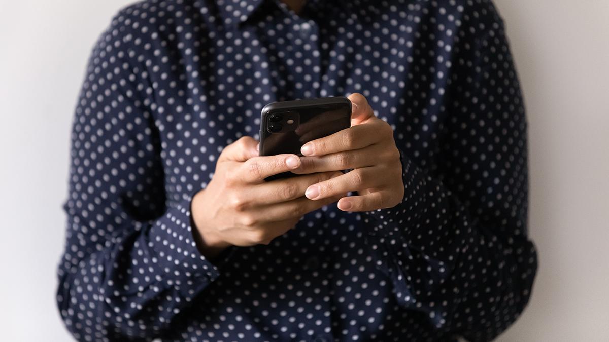 Una persona con móvil