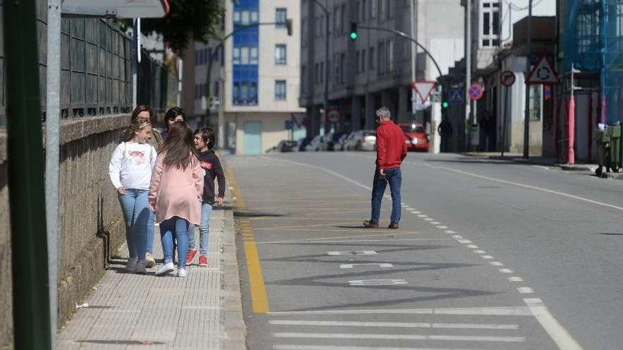 Las estrechas aceras están junto al instituto, camino al centro de salud y a barrios muy poblados. // N. P.