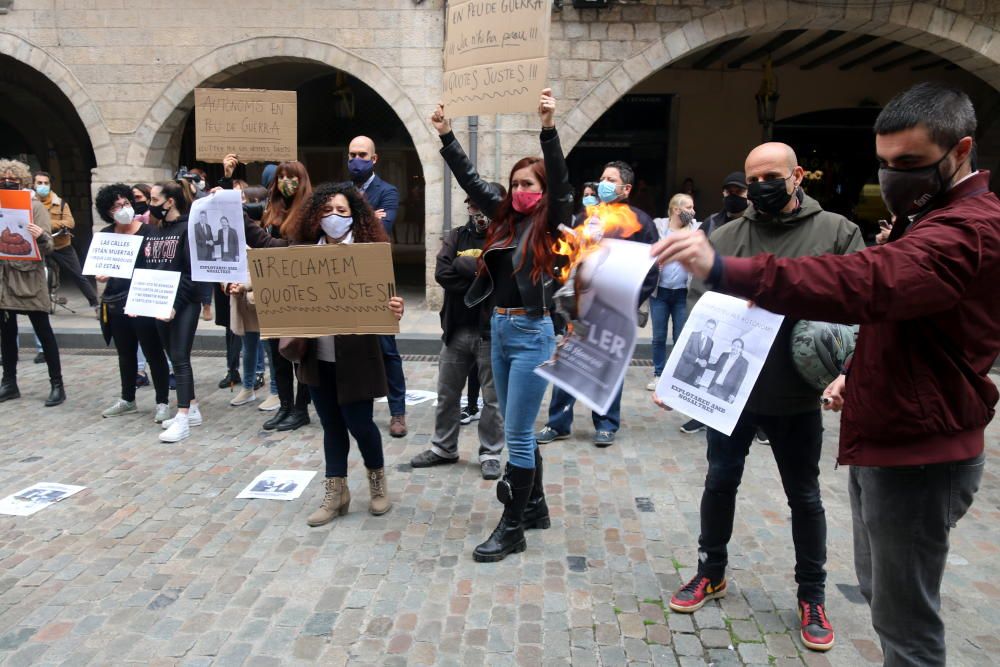 Autònoms protesten davant l''Ajuntament de Girona