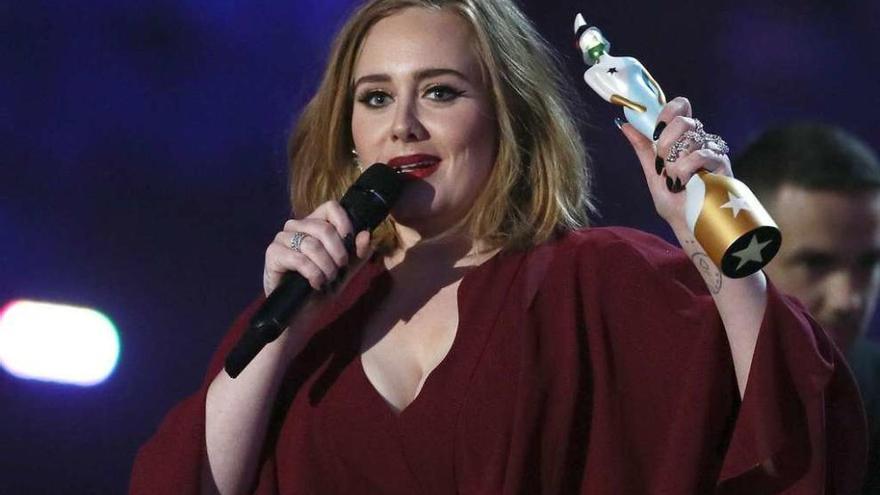 La cantante Adele recoge el premio a la mejor solista femenina en los Brit.