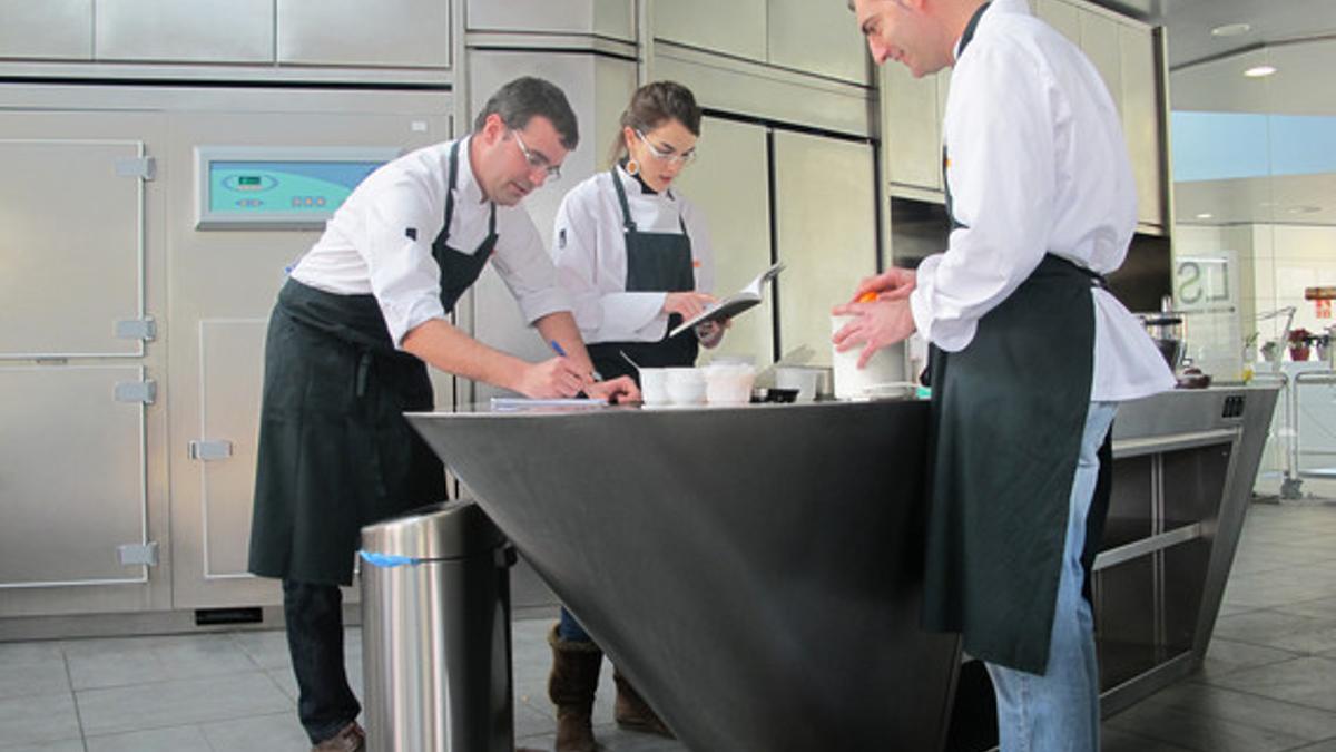 Jaume Biarnés, Laura Tutusaus y Jordi Guillem, en la cocina de la Fundació Alícia.