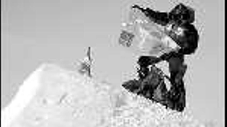 Rosa Fernández, el 17 de diciembre, con la bandera asturiana en la cumbre del Vinson.