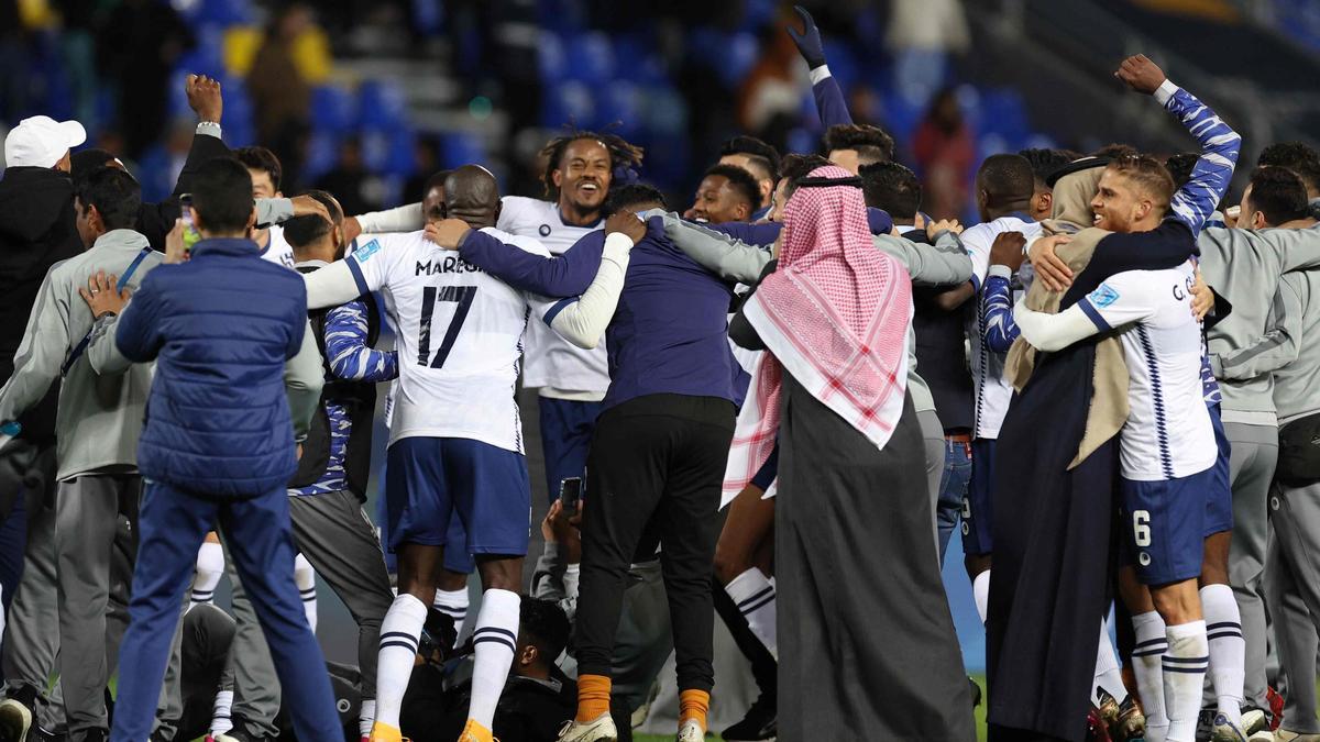 Jugadores y miembros del Al-Hilal celebran el pase a la final del Mundial contra el Flamengo.