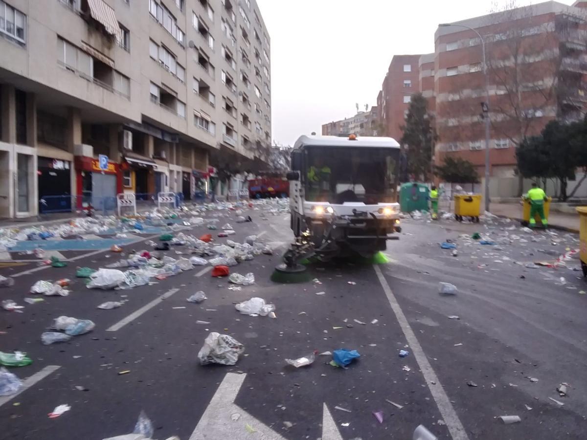 Los servicios de limpieza en la calle Saavedra Palmeiro.