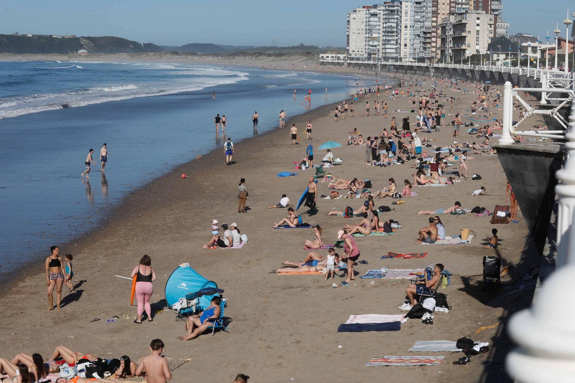 La primavera adquiere tintes veraniegos en Asturias: así fue la jornada de calor en Salinas