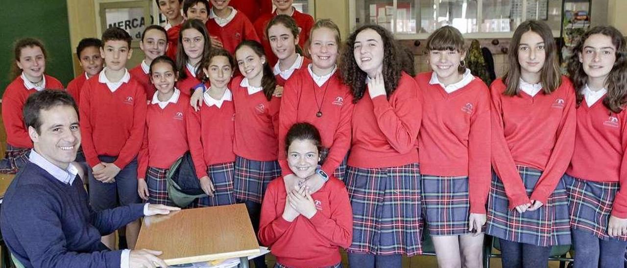 El profesor Marcos Ordiales, con sus alumnos.