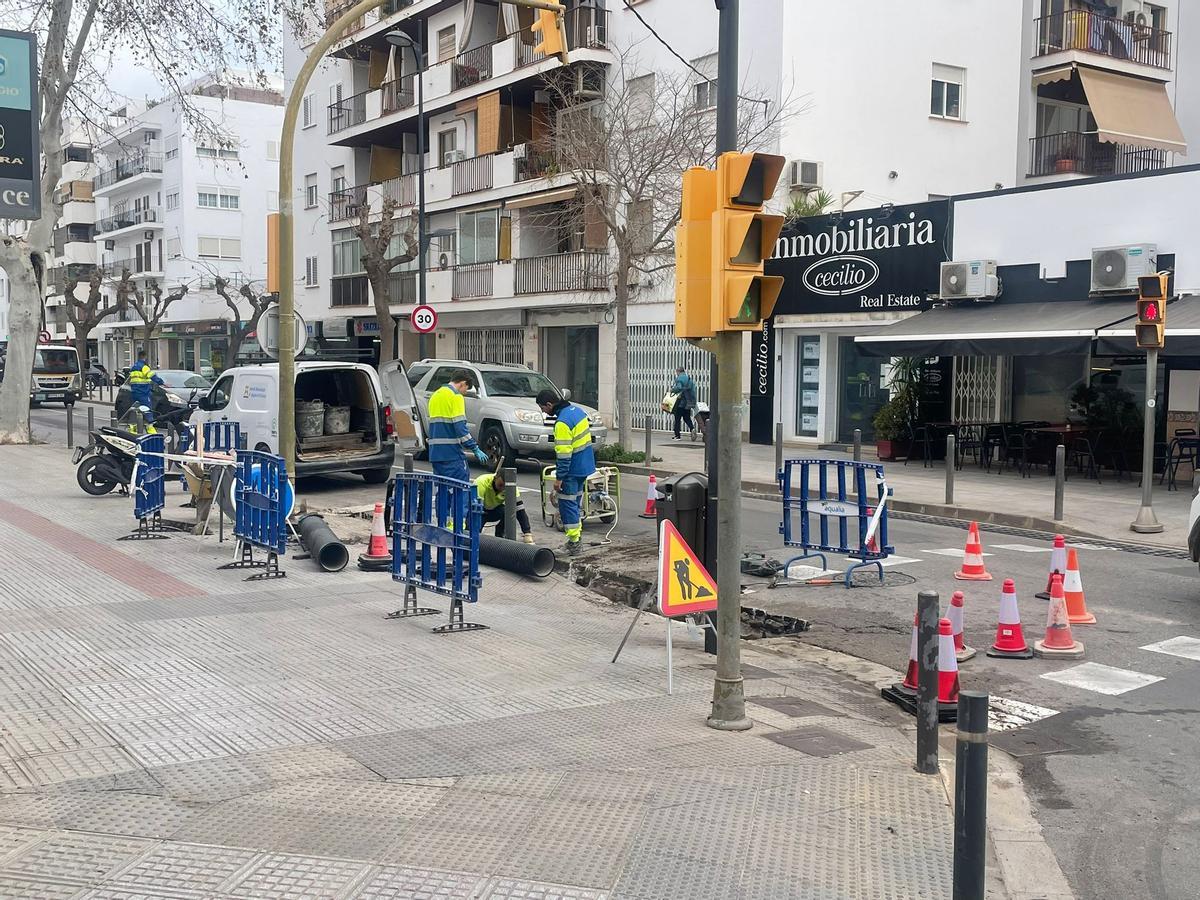 Obras de Aqualia en avenida Ignasi Wallis.