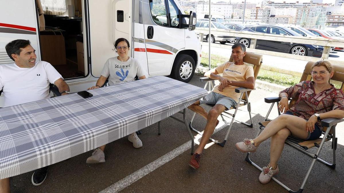 Un grupo de turistas portugueses pernocta en el parking de caravanas durante su primera visita a Pontevedra