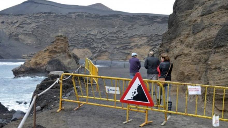 Cierran el acceso principal al Charco de los Clicos por peligro de derrumbe