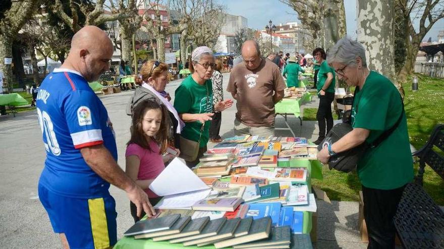 Uno de los puestos de intercambio de libros instalado en la alameda de Marín. // Rafa Vázquez