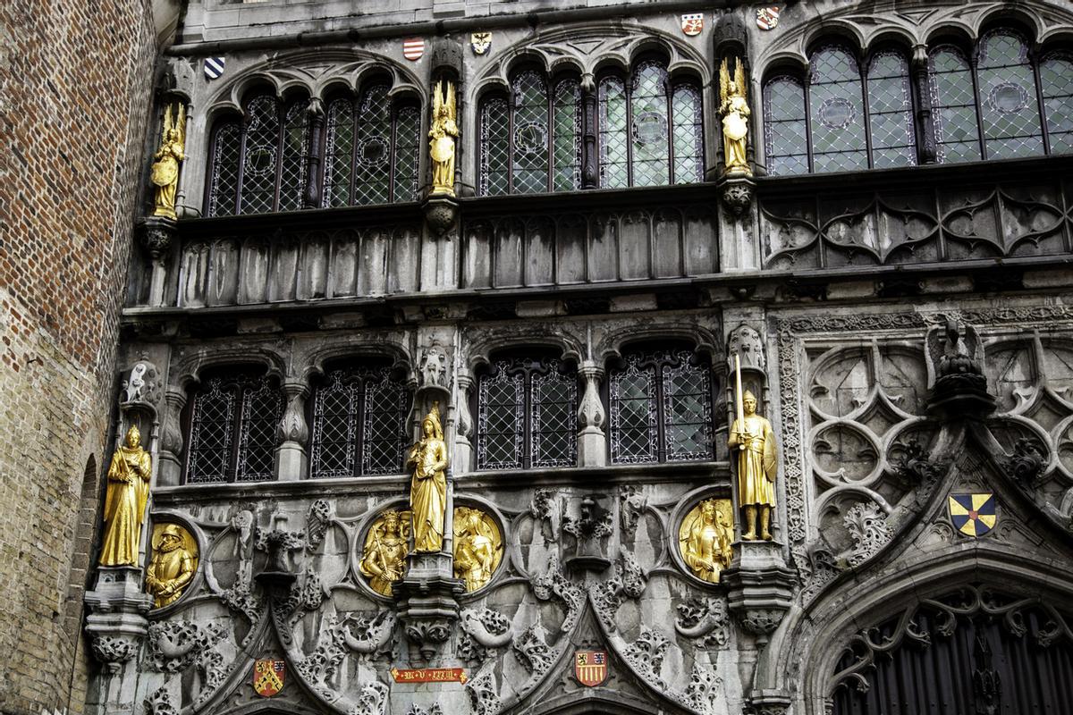 Detalles de la entrada a la basílica de la Santa Sangre