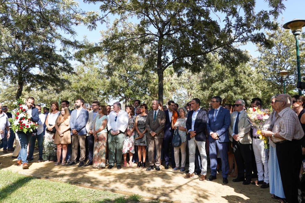 Ofrenda floral en homenaje a José María Martín Carpena