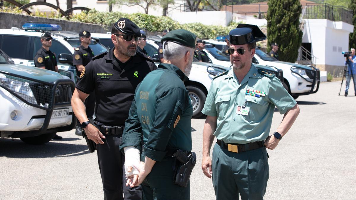 El coronel jefe de la Guardia Civil en Balears, habla con el teniente de los GAR (de espaldas).