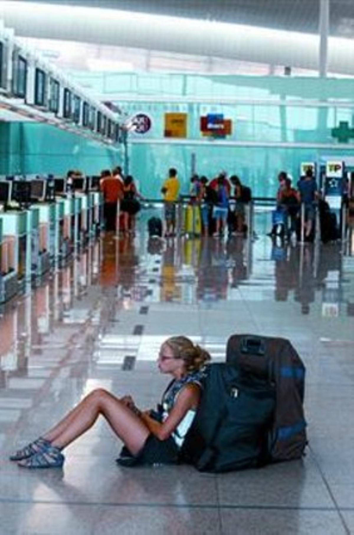 Una noia espera la sortida del seu vol a la terminal T-1, ahir. Una noia espera la sortida del seu vol a la terminal T-1, ahir.