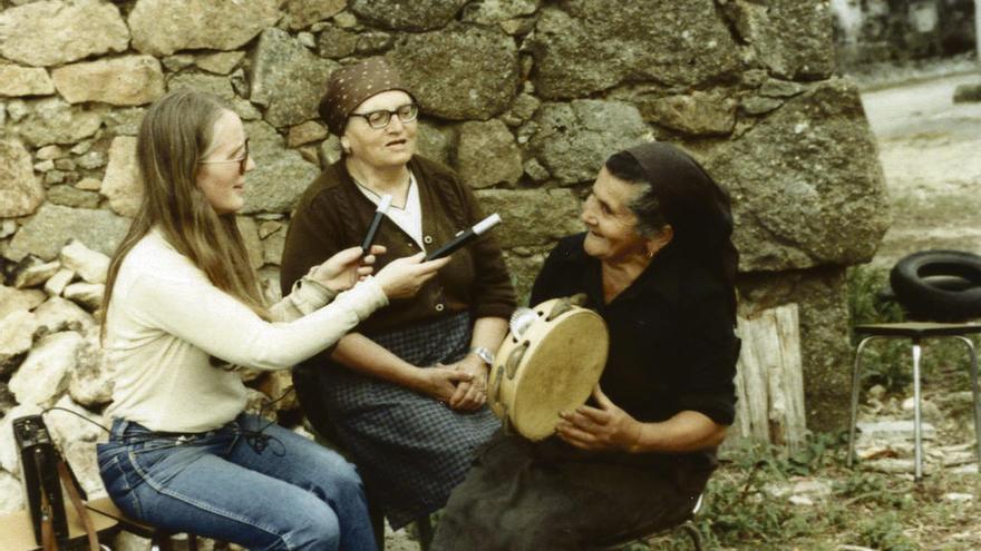 La musicóloga suiza Dorothé Schubarth graba a dos vecinas de Malpica en julio de 1988. // A. Santamarina