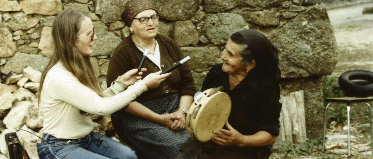 La musicóloga suiza Dorothé Schubarth graba a dos vecinas de Malpica en julio de 1988